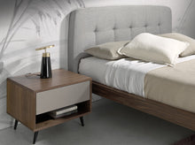 Charger l'image dans la visionneuse de la galerie, Table de chevet en noyer modèle 7129 Angel Cerdà