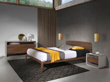 Charger l'image dans la visionneuse de la galerie, Table de chevet en bois de noyer modèle 7134 Angel Cerdá