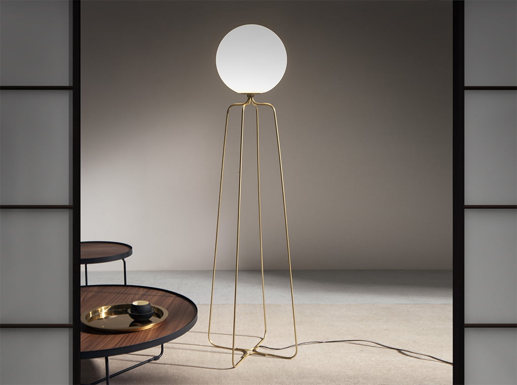 Lampadaire avec base en acier doré et ampoule en verre teinté blanc 8047 Angel Cerdá