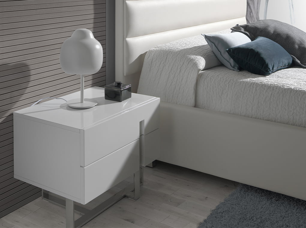 Table de chevet en bois blanc et acier chromé Angel Cerda 7003