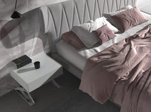 Charger l'image dans la visionneuse de la galerie, Table de chevet en bois blanc et acier chromé Angel Cerda 7007