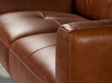 Charger l'image dans la visionneuse de la galerie, Canapé design en cuir et pied en bois Angel Cerda