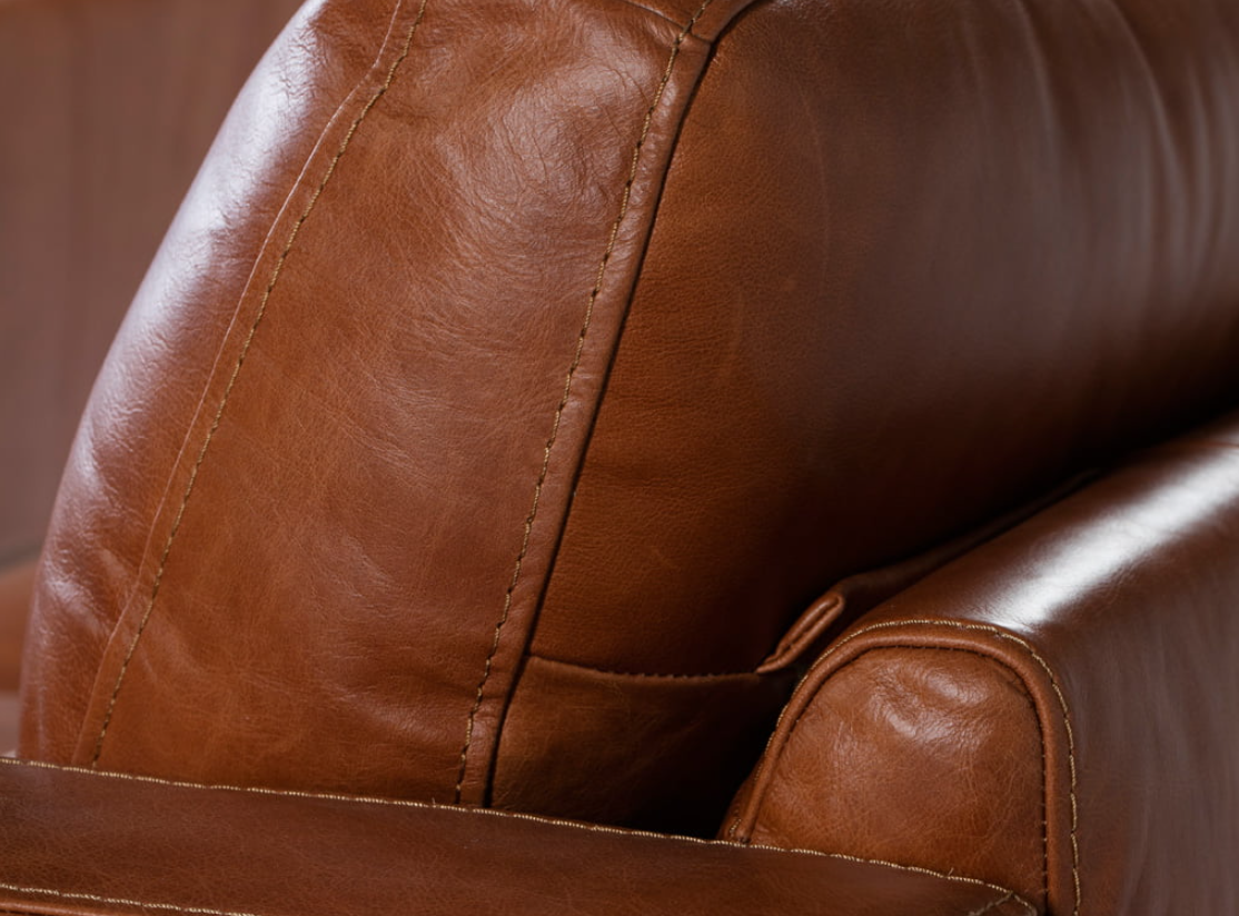 Fauteuil en cuir marron et pied en bois Angel Cerda