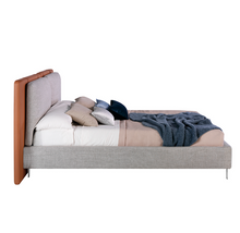Charger l'image dans la visionneuse de la galerie, Lit rembourrée en tissu et cuir avec pieds en acier inoxydable modèle 7123 Angel Cerdá