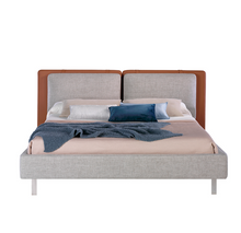 Charger l'image dans la visionneuse de la galerie, Lit rembourrée en tissu et cuir avec pieds en acier inoxydable modèle 7123 Angel Cerdá