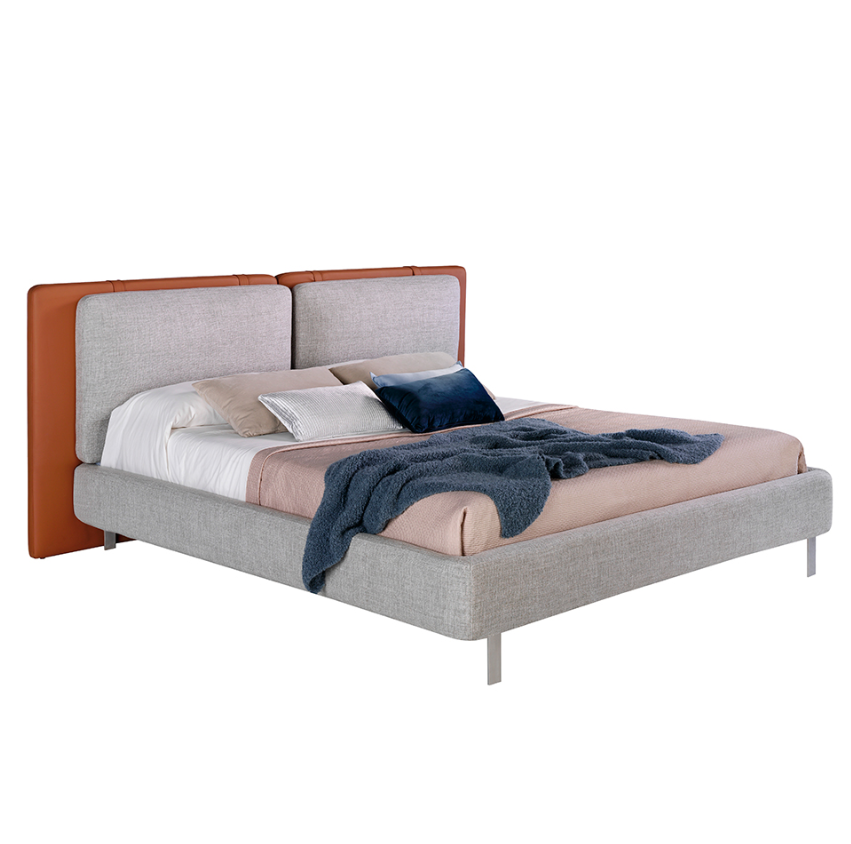 Lit rembourrée en tissu et cuir avec pieds en acier inoxydable modèle 7123 Angel Cerdá