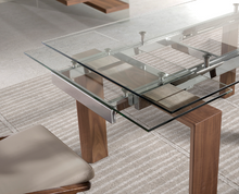 Charger l'image dans la visionneuse de la galerie, Table à manger extensible en verre trempé et bois de noyer modèle 1007 Angel Cerdá
