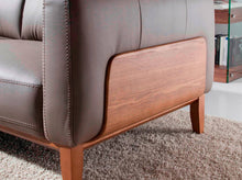 Charger l'image dans la visionneuse de la galerie, Canapé 3 places rembourré en cuir avec structure en bois de noyer
