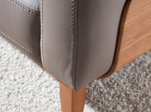 Charger l'image dans la visionneuse de la galerie, Canapé 3 places rembourré en cuir avec structure en bois de noyer