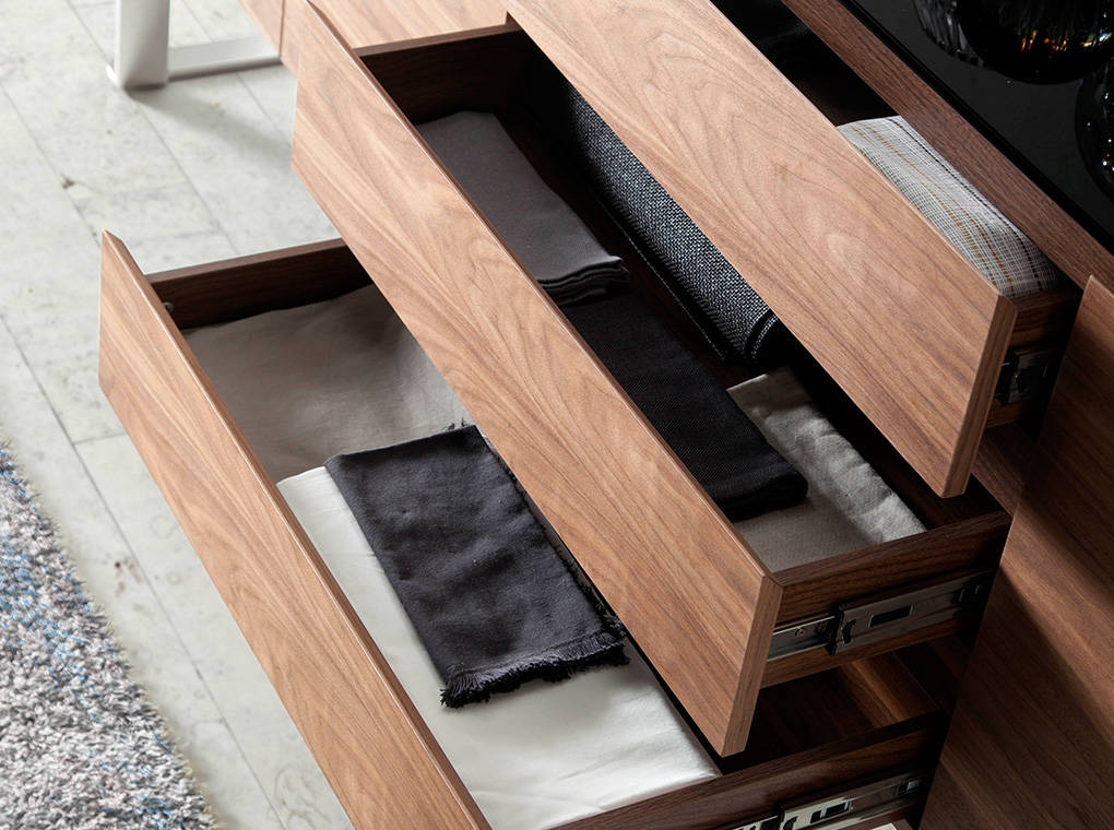 Buffet design en bois de noyer avec plateau en verre teinté noir – Angel Cerdá 3060