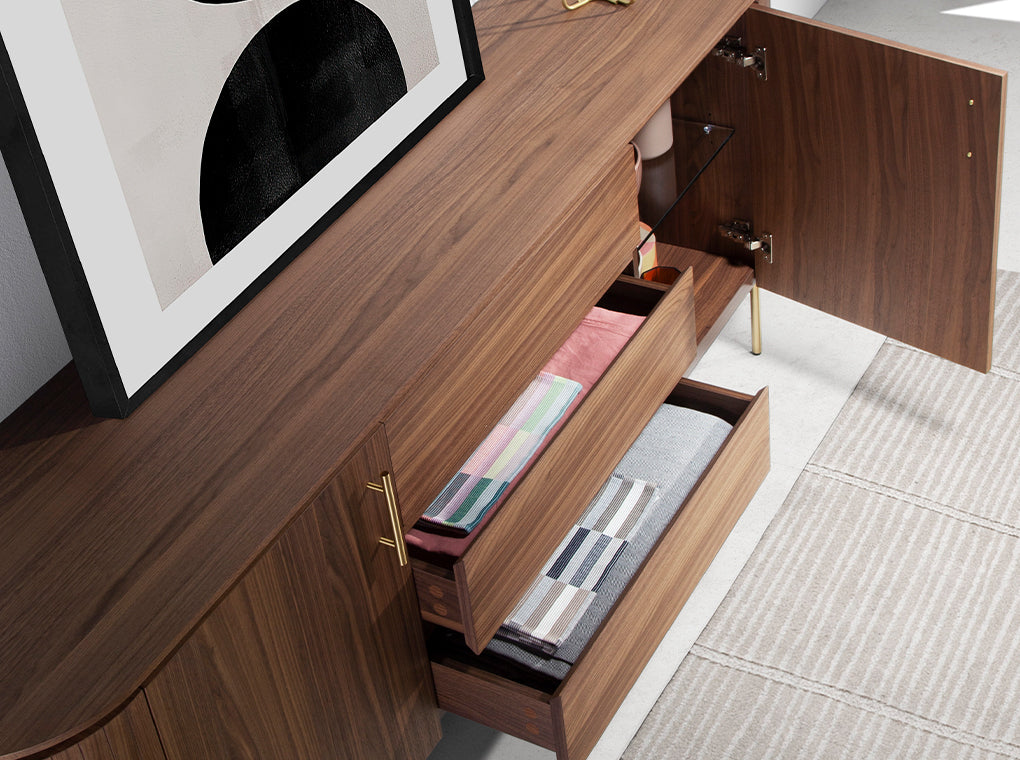 Buffet design en bois de noyer avec poignées en acier doré – Angel Cerdá 3228