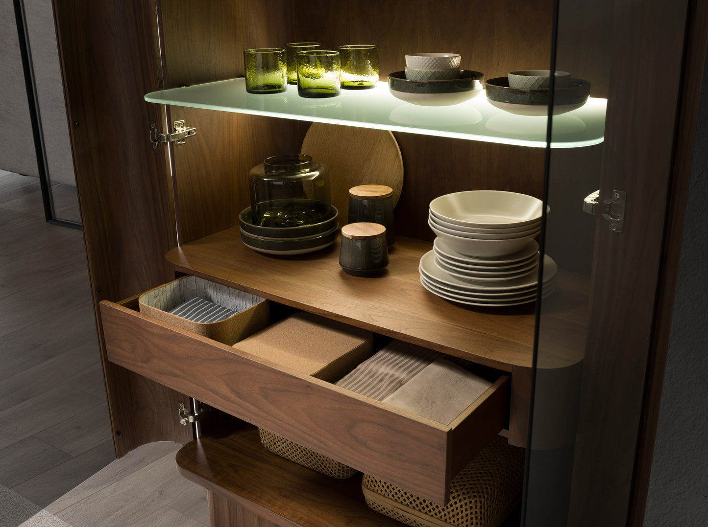 Buffet haut design en bois de noyer avec éclairage LED intérieur – Angel Cerdá 3273