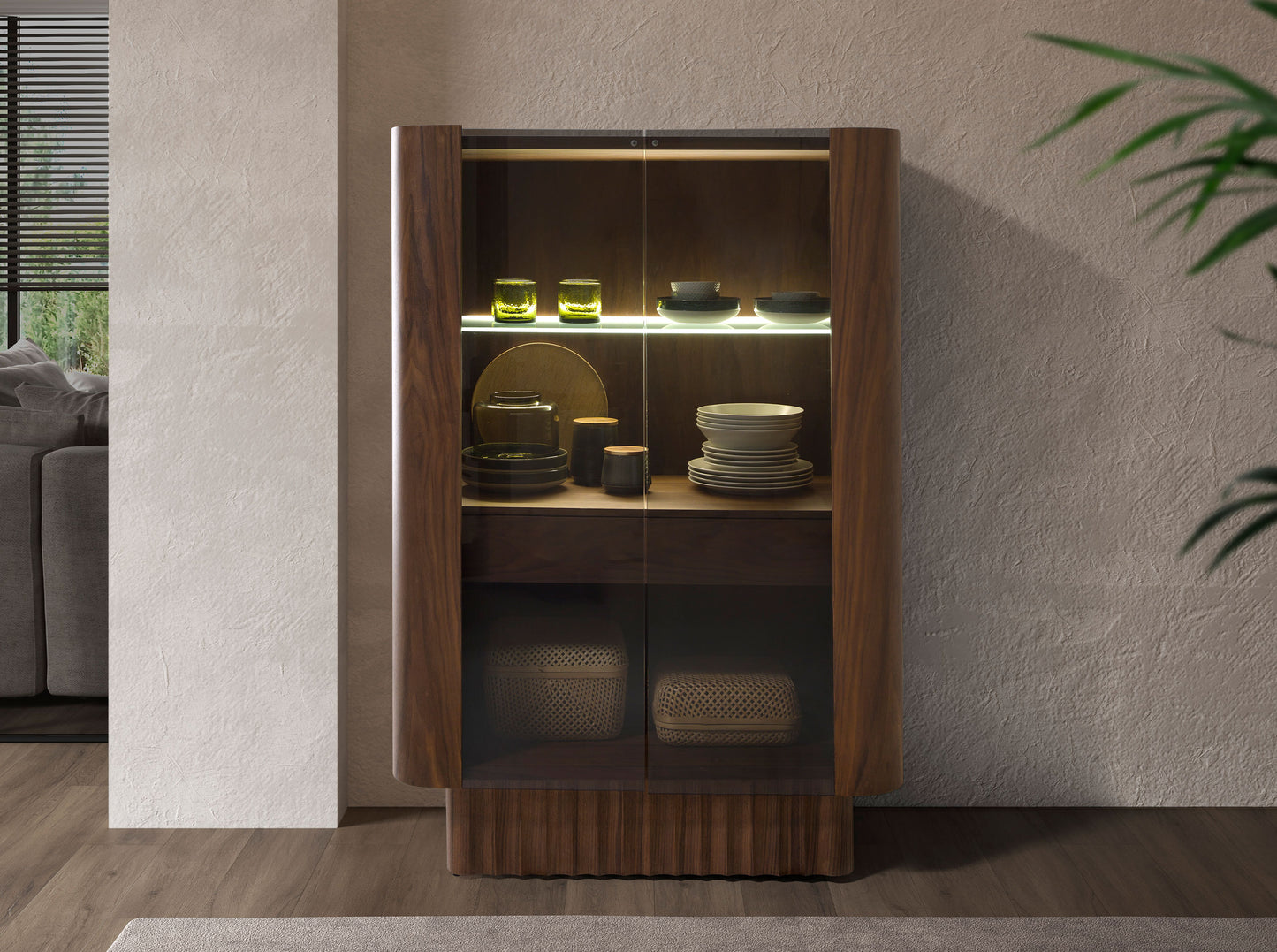 Buffet haut design en bois de noyer avec éclairage LED intérieur – Angel Cerdá 3273