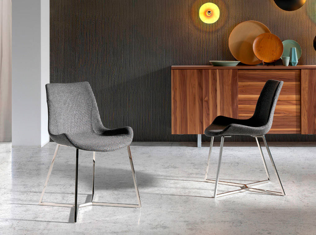 Chaise de salle à manger design en tissu gris et pieds en acier chromé – Angel Cerdá 4009