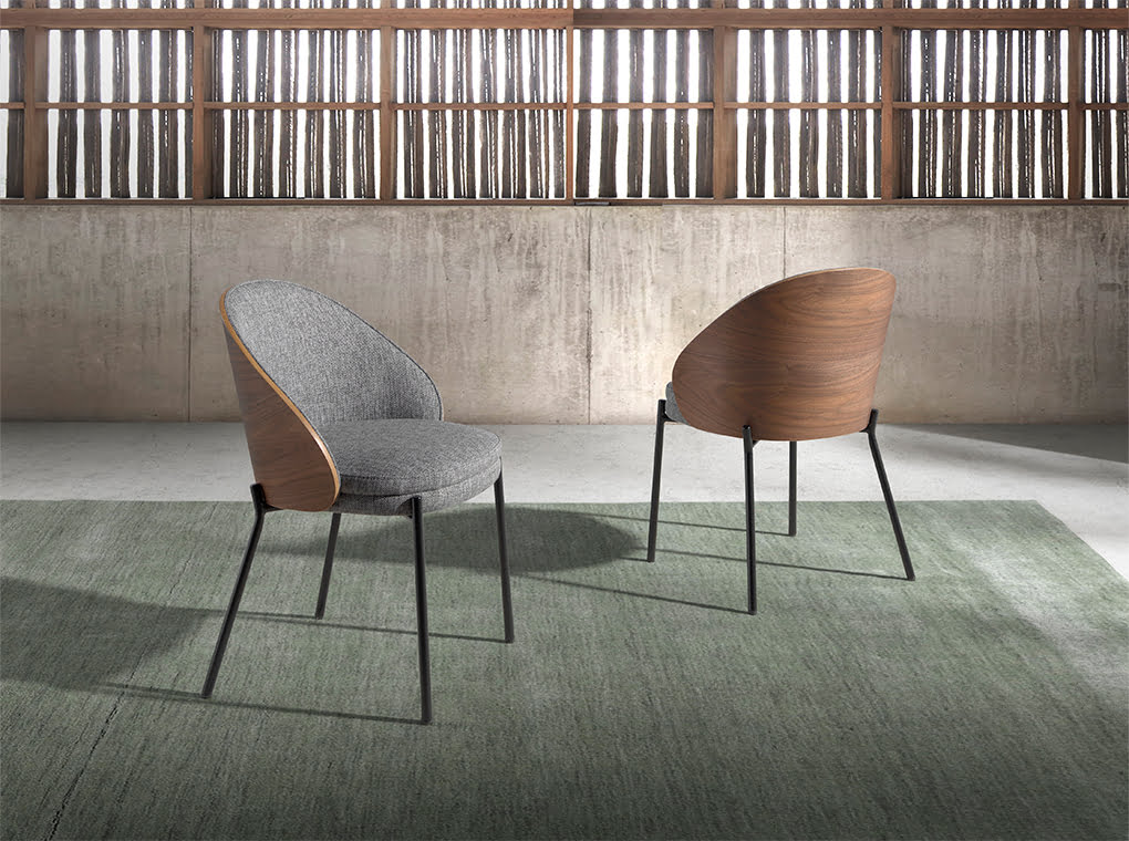 Chaise de salle à manger design en tissu gris et dossier noyer – Angel Cerdá 4115