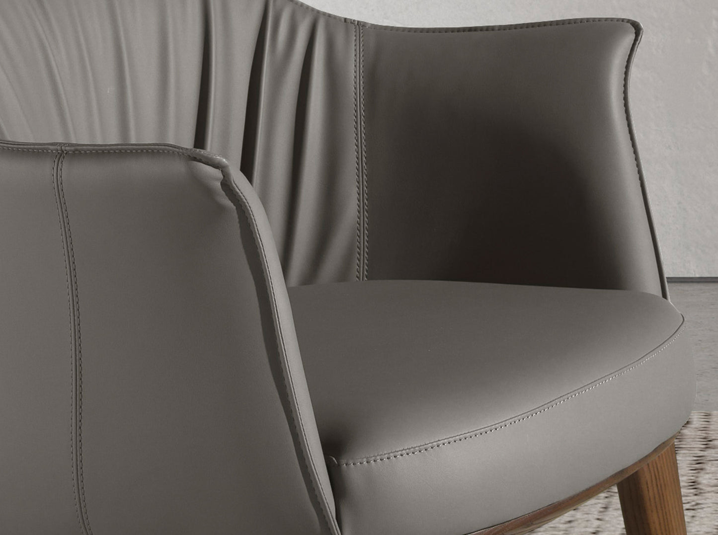 Chaise design en similicuir gris et pieds en bois noyer – Angel Cerdá 5152