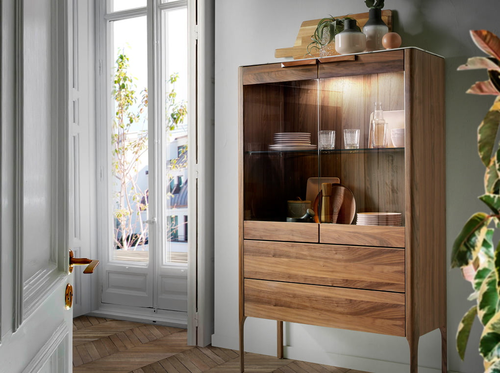 Vitrine design en noyer et plateau effet marbre Calacatta