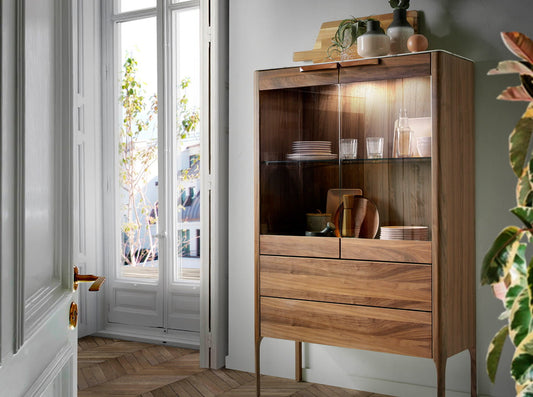 Vitrine design en noyer et plateau effet marbre Calacatta