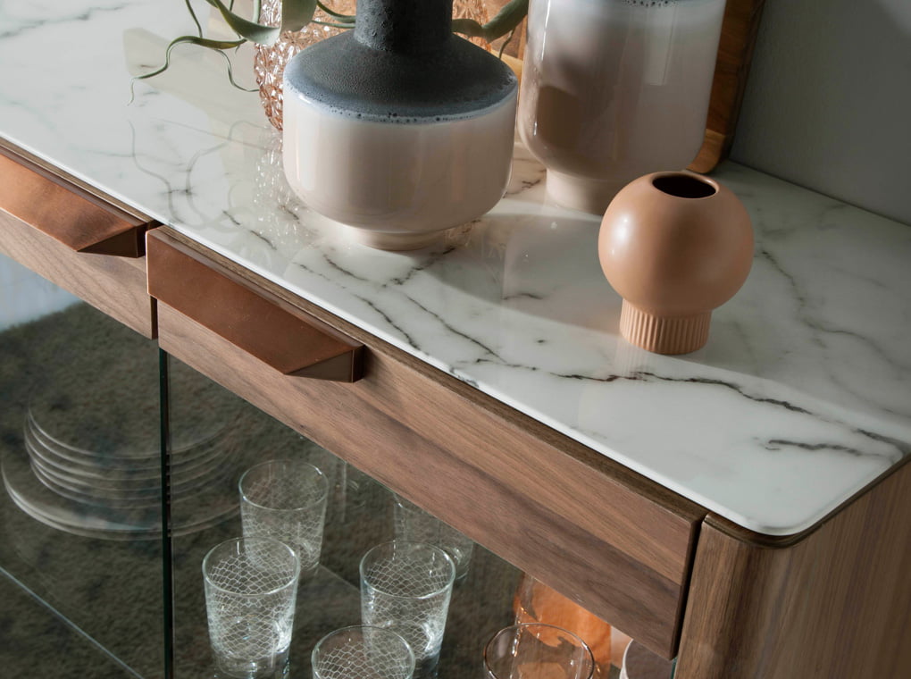 Vitrine design en noyer et plateau effet marbre Calacatta