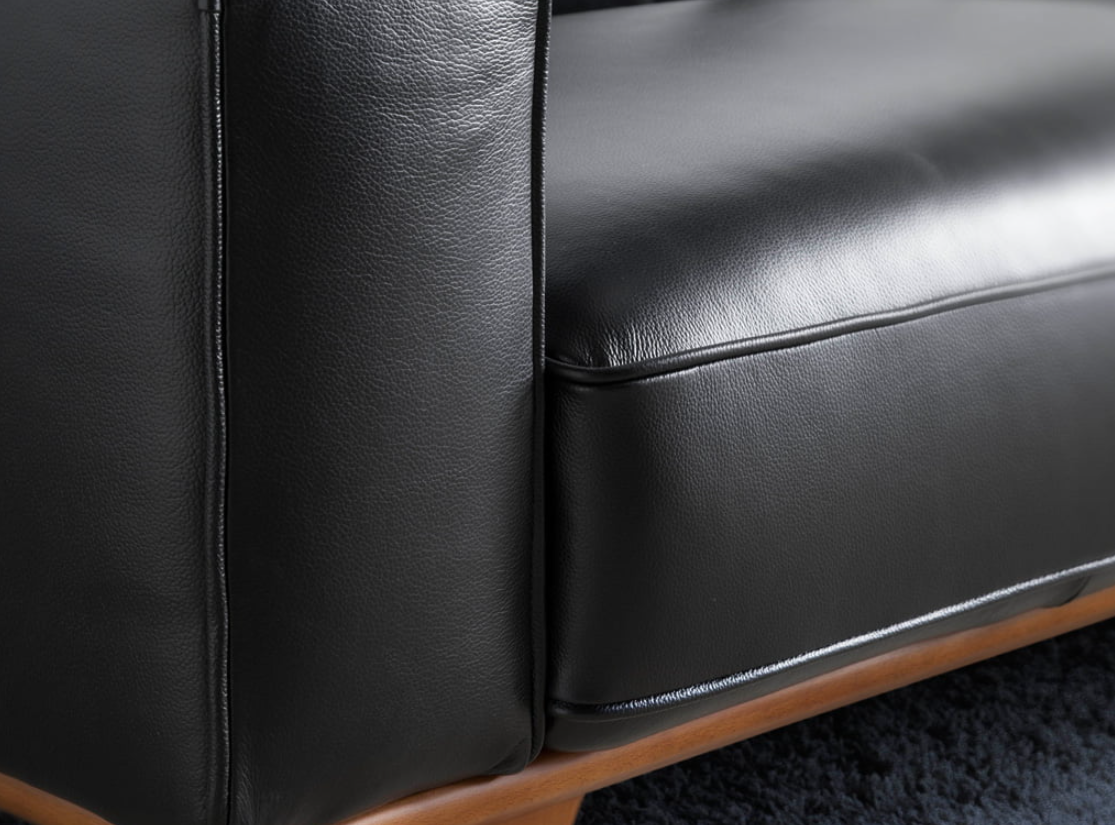Fauteuil en cuir noir et pied en bois Angel Cerda