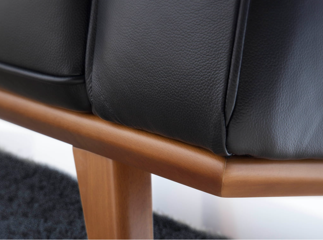 Fauteuil en cuir noir et pied en bois Angel Cerda