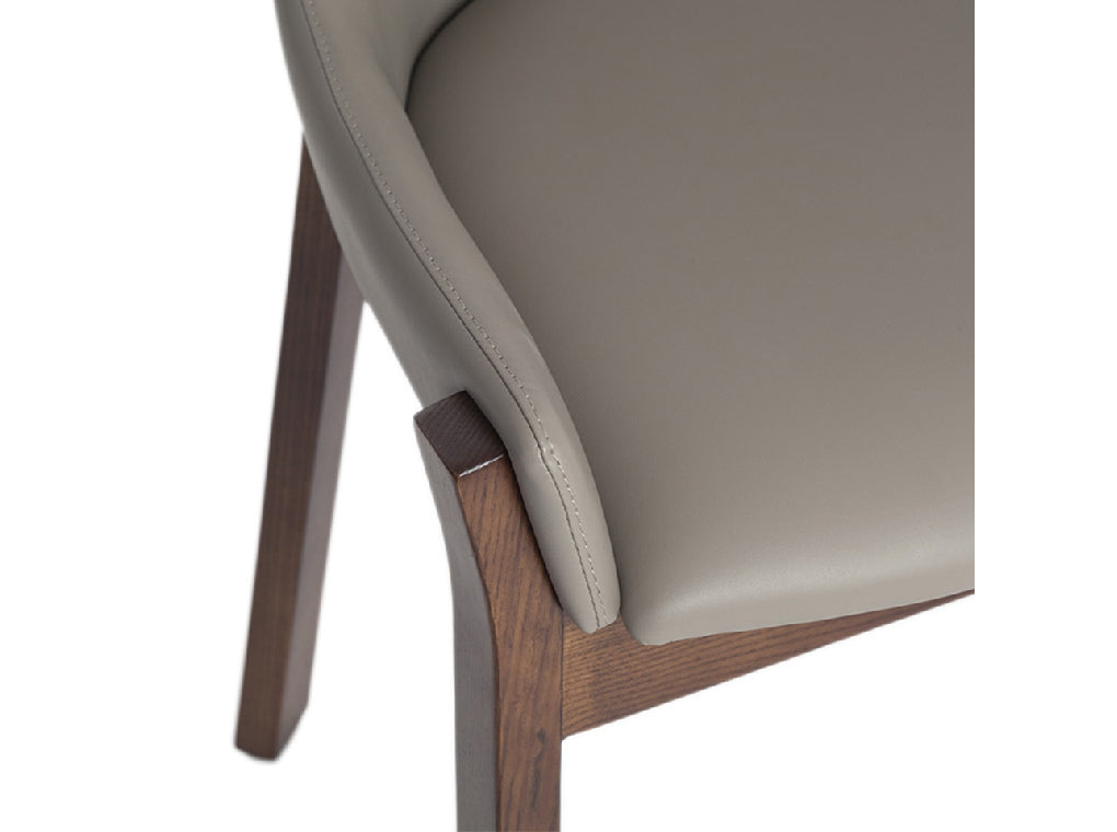 Chaise de salle à manger design en similicuir vison et bois de noyer – Angel Cerdá 4017