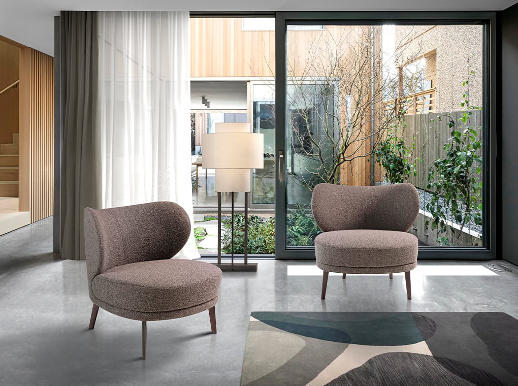 Fauteuil tapissé de tissu et de pieds en acier brun Angel Cerda 5079