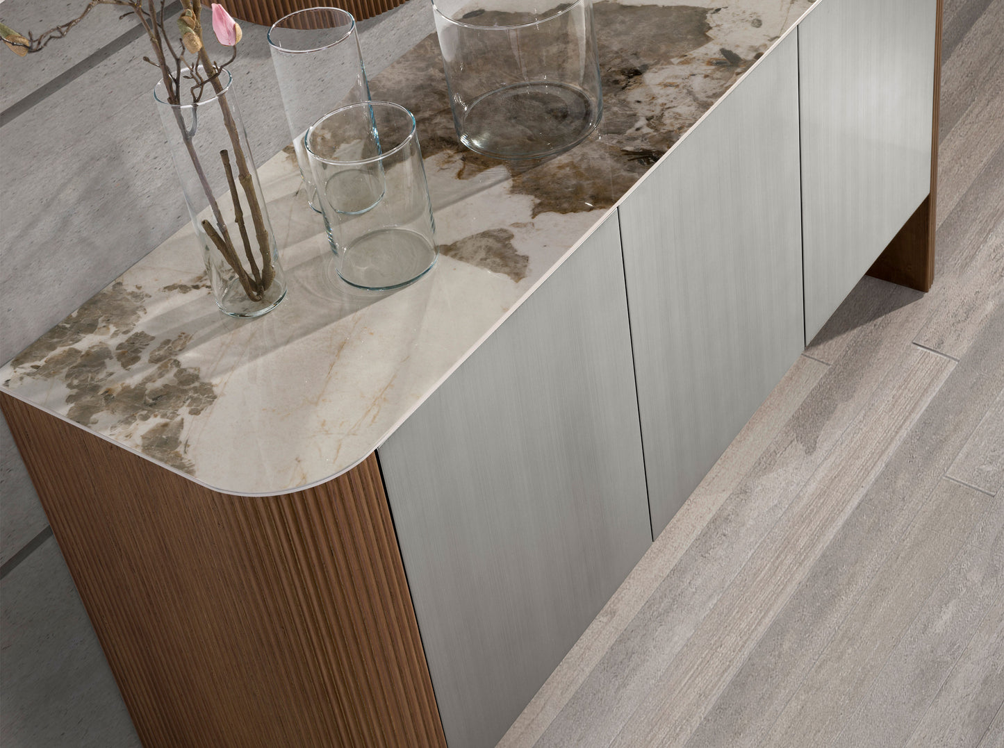 Buffet design 3 portes en bois argenté et noyer avec plateau en marbre de porcelaine – Angel Cerdá 3261