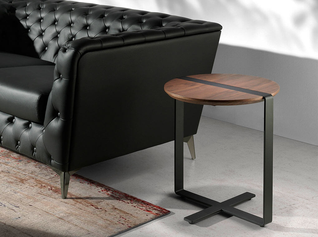 Table d'angle en bois de noyer et acier noir Angel Cerda 2054