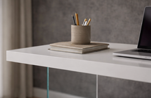 Charger l'image dans la visionneuse de la galerie, Bureau design blanc et verre avec structure moderne pour espace de travail contemporain
