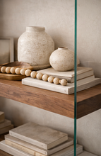 Charger l'image dans la visionneuse de la galerie, Étagère minimaliste en bois blanc et verre pour intérieur contemporain
