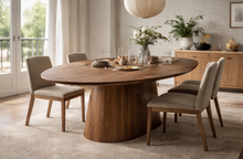 Charger l'image dans la visionneuse de la galerie, Table à manger ovale en bois avec pied central design

