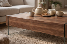 Charger l'image dans la visionneuse de la galerie, Table basse en bois naturel au design moderne et minimaliste pour salon contemporain
