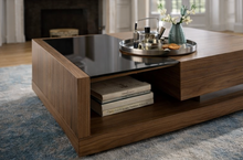 Charger l'image dans la visionneuse de la galerie, Table basse en verre noir et bois au design élégant dans un intérieur contemporain
