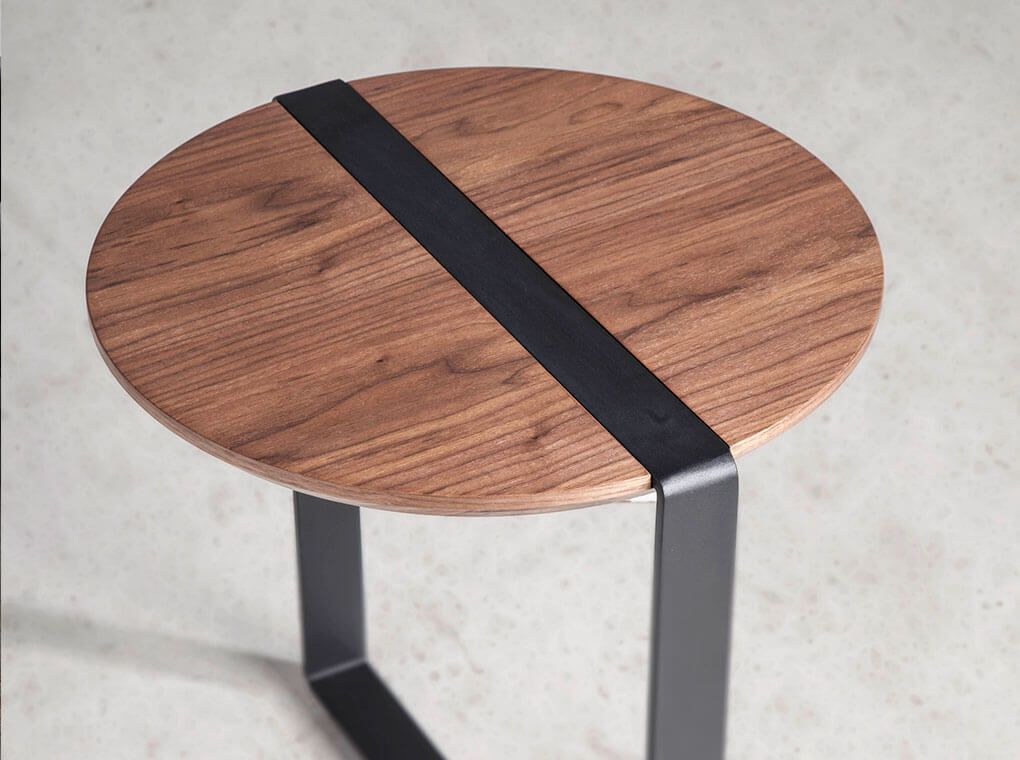 Table d'angle en bois de noyer et acier noir Angel Cerda 2054