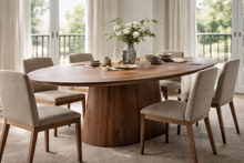 Charger l'image dans la visionneuse de la galerie, Table à manger ovale en bois au design élégant dans une salle à manger lumineuse

