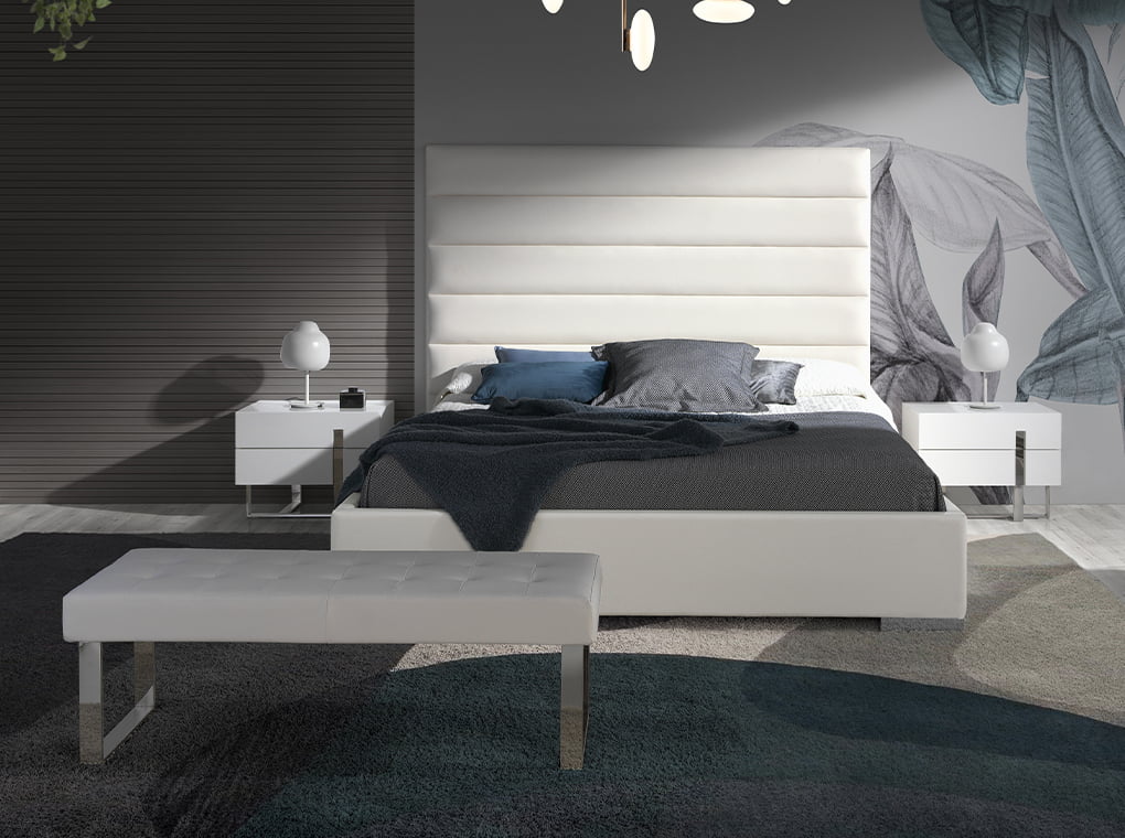 Table de chevet en bois blanc et acier chromé Angel Cerda 7003