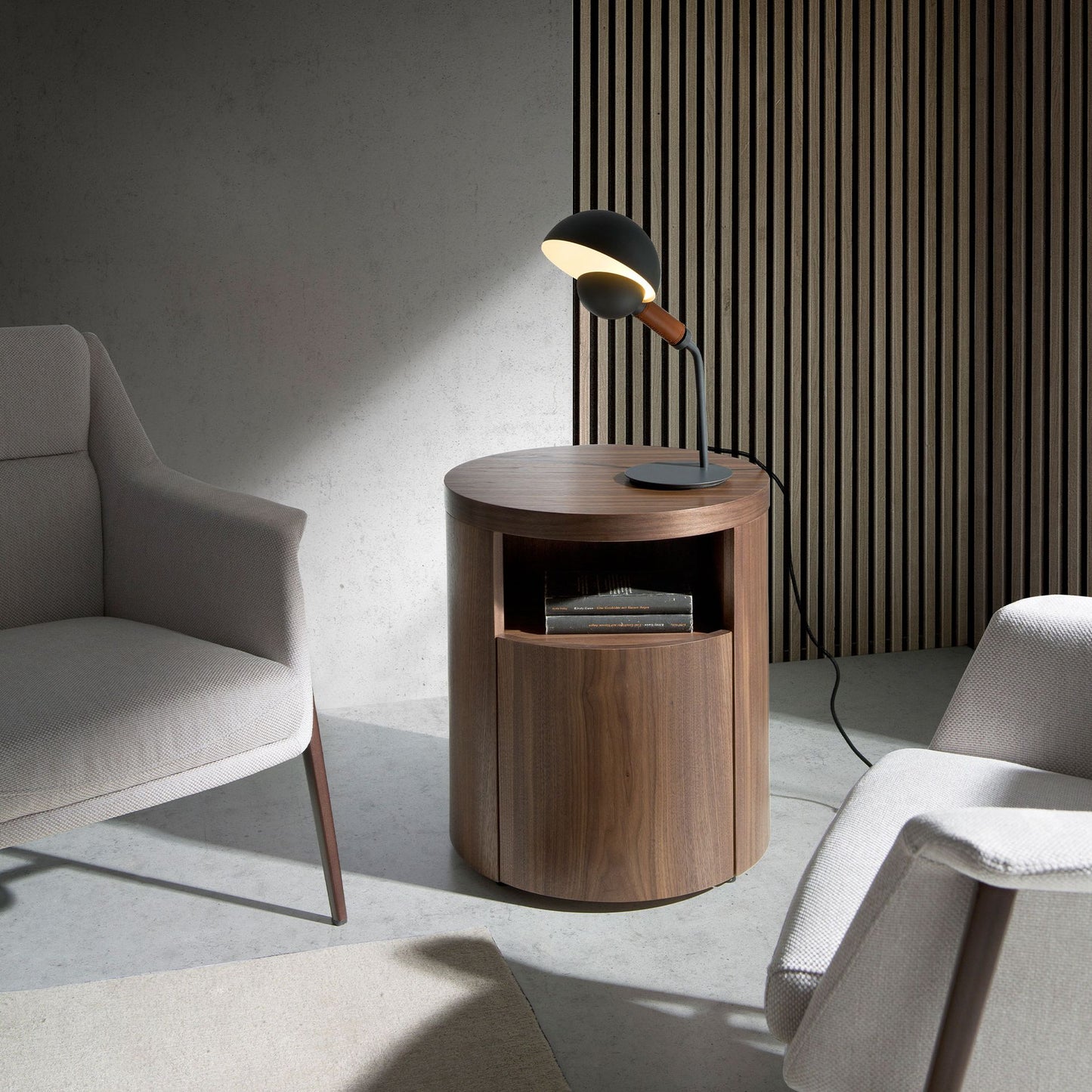 Table de chevet en noyer