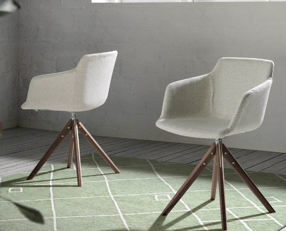 Chaise pivotante en tissu beige