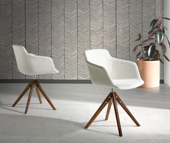 Chaise pivotante en tissu beige