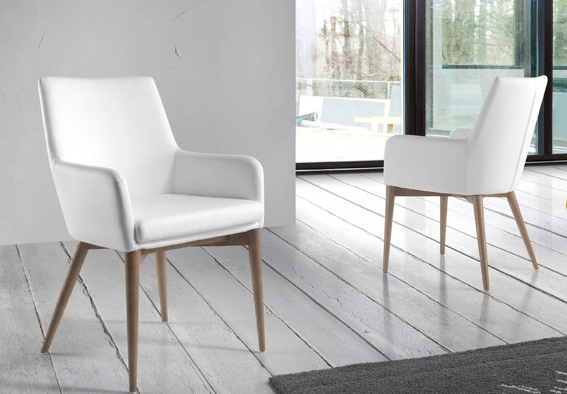 Chaise de salle à manger en similicuir blanc avec pieds en bois noyer – Angel Cerdá 4006