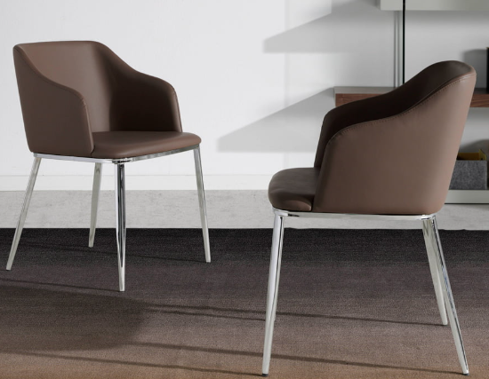 Chaise design en similicuir marron avec pieds en acier chromé – Angel Cerdá 4022