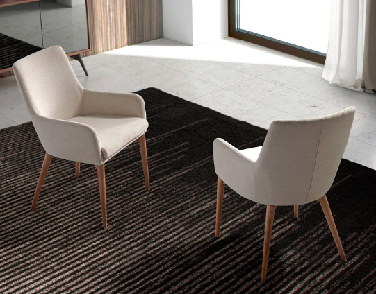 Chaise rembourrée en tissu beige et noyer - Angel Cerda 4048