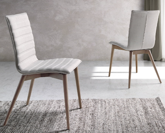 Chaise de salle à manger en tissu et bois noyer – Angel Cerdá 4031