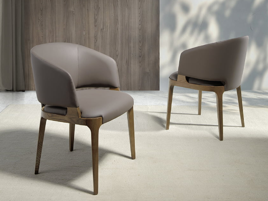 Chaise design tapissée en similicuir et bois noyer – Modèle 4108