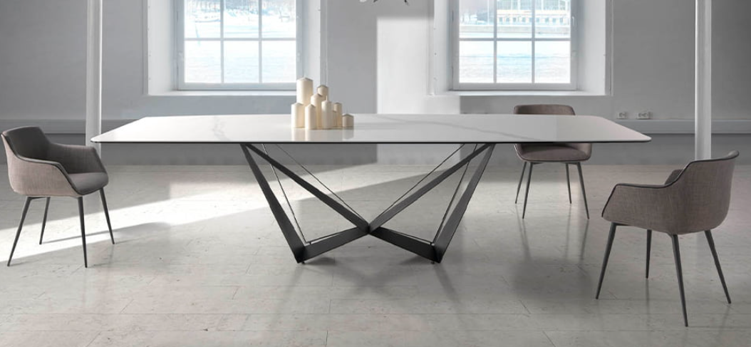 Chaise design capitonné en tissu gris et structure en acier noir – Angel Cerdá 4005