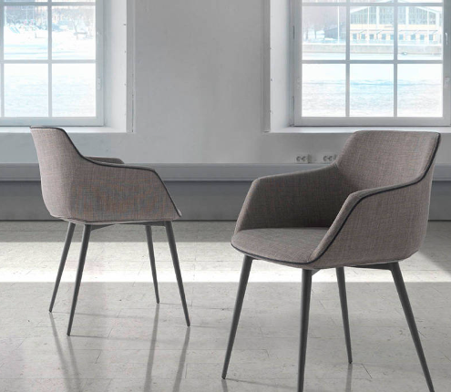 Chaise design capitonné en tissu gris et structure en acier noir – Angel Cerdá 4005