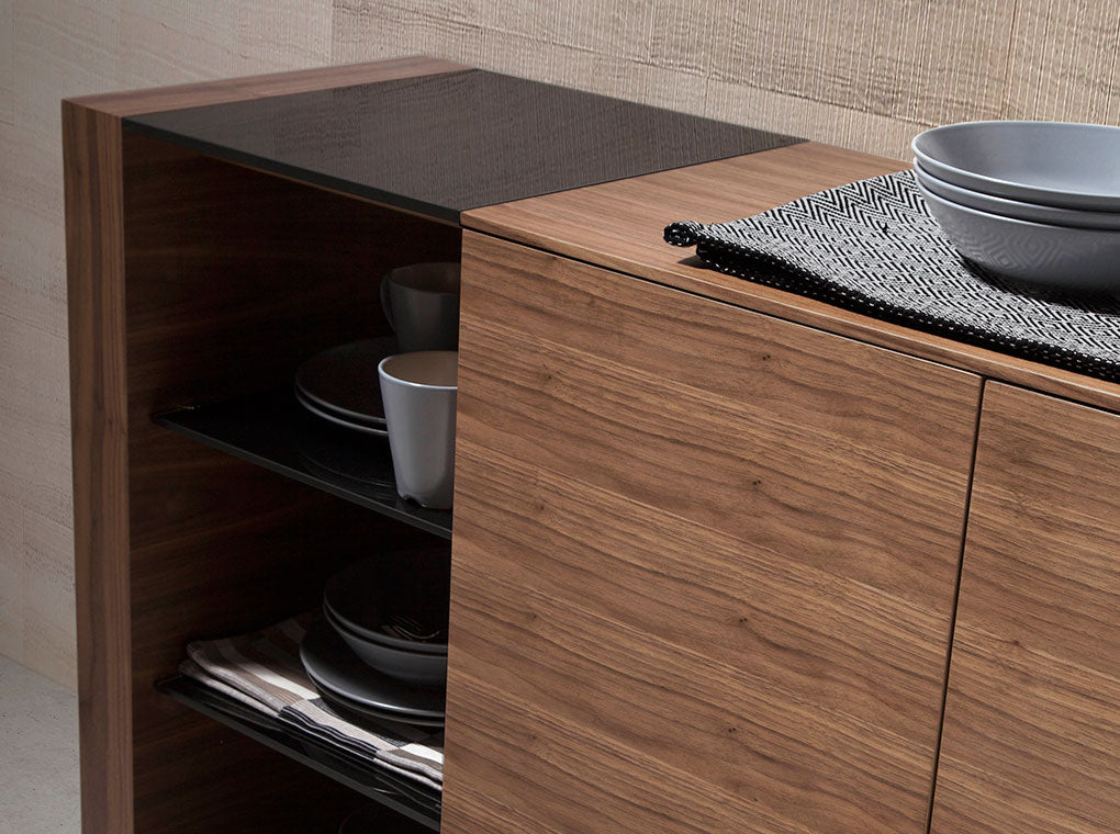 Buffet design en noyer avec verre teinté noir – Angel Cerda 3140