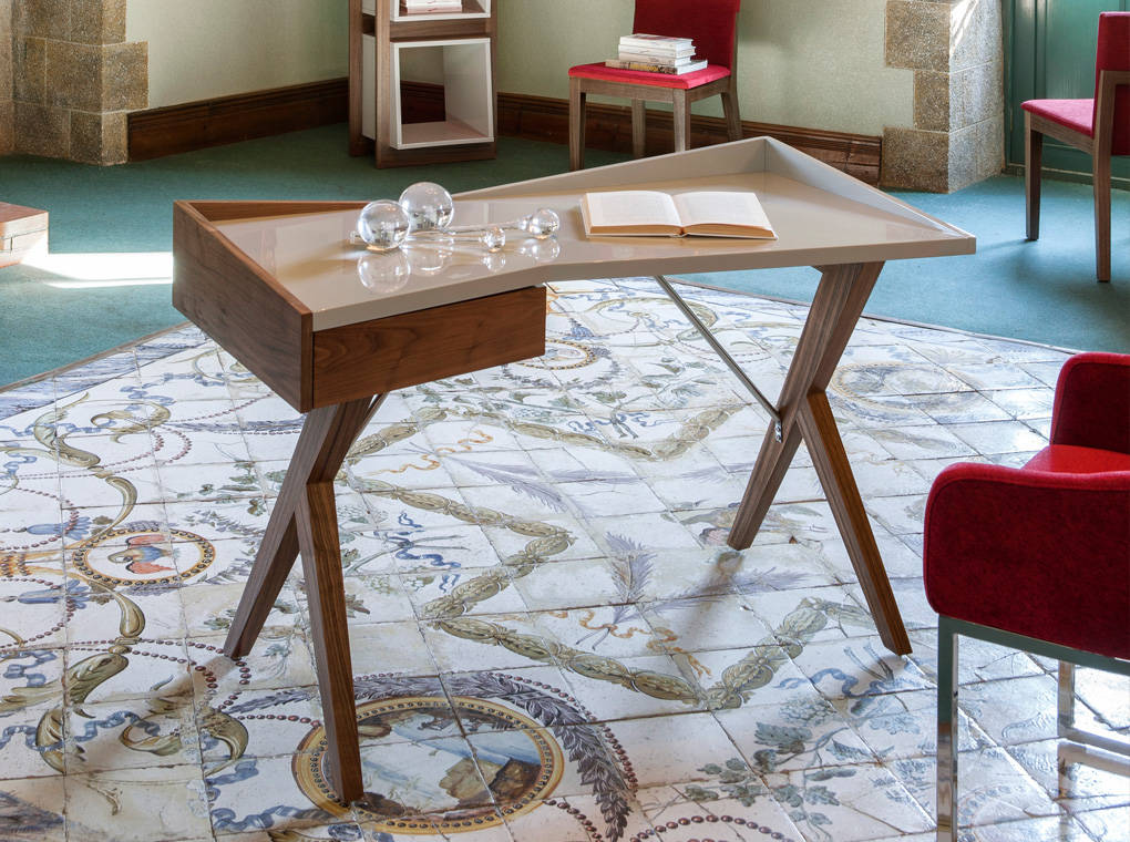 Bureau design moderne en bois de noyer et plateau laqué gris - Angel Cerda 3018