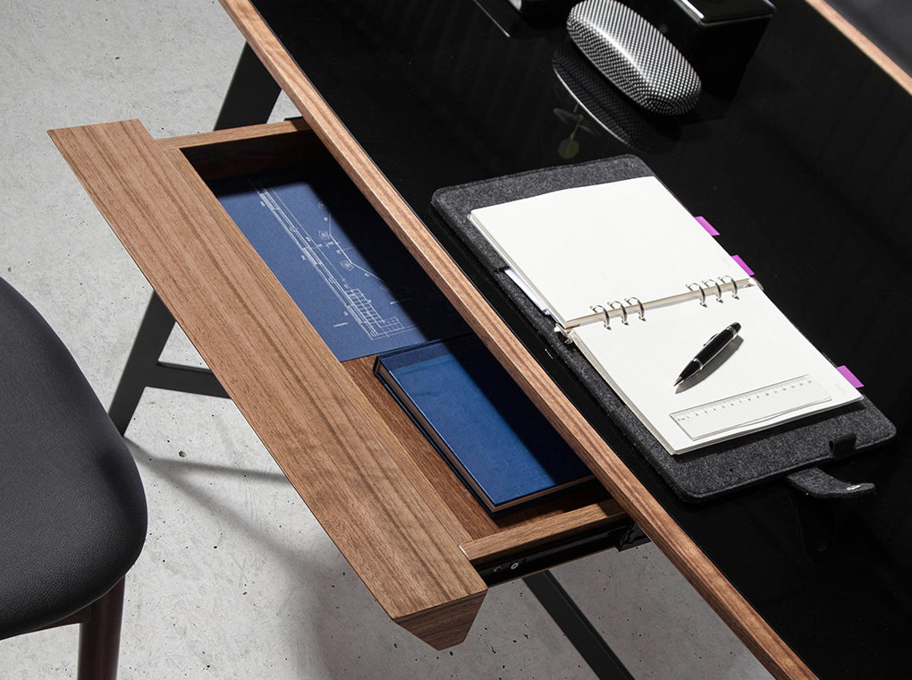 Bureau design en verre trempé noir et bois de noyer – Angel Cerdá 3137
